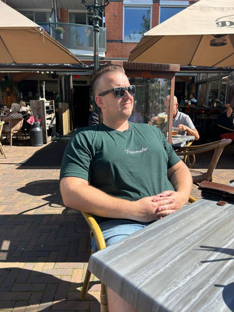 mooi shirt met geborduurde opdruk